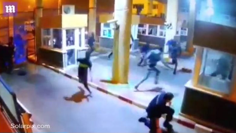 Roja kufitare thyen këmbën në përpjekje për të ndaluar emigrantët që po kalonin kufirin ilegalisht (Video)