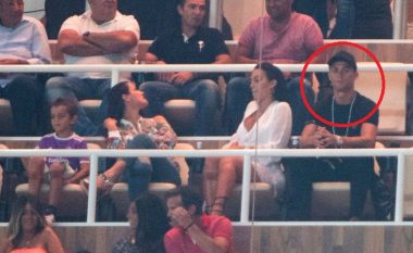 Edhe Ronaldo është aty, por në tribuna (Foto/Video)