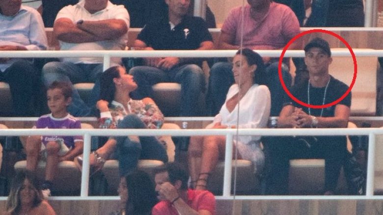 Edhe Ronaldo është aty, por në tribuna (Foto/Video)