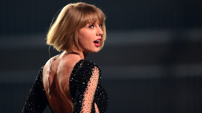 Taylor Swift fshihet në valixhe për t’i shpëtuar paparacëve