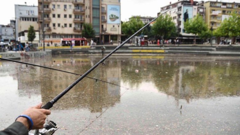 Rinia Demokratike i proteston Shpend Ahmetit, pas shiut “peshkojnë” në sheshet e Prishtinës (Foto)