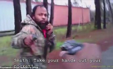“Tregoni familjes se i dua shumë”: Deshi ta ndalonte një të panjohur, polici papritmas qëllohet katër herë me armë (Video,+18)