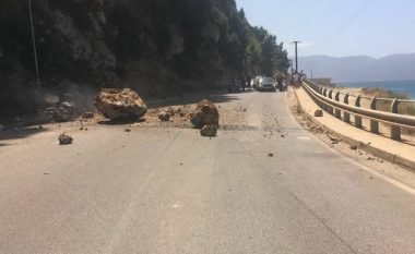 Bie një masë shkëmbi në rrugën Vlorë-Orikum (Foto)