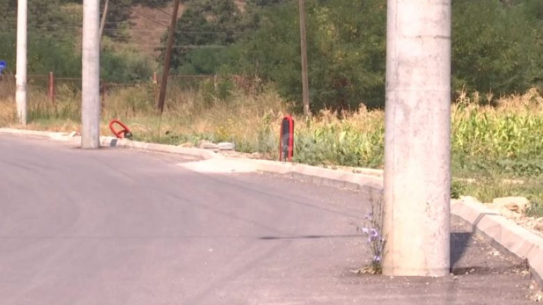 Shtyllat elektrike, në mes të rrugës në Barilevë (Video)