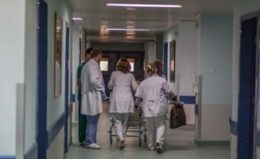 Spitali i Gostivarit mori donacione në shtretër, mbulesa dhe sterilizatorë