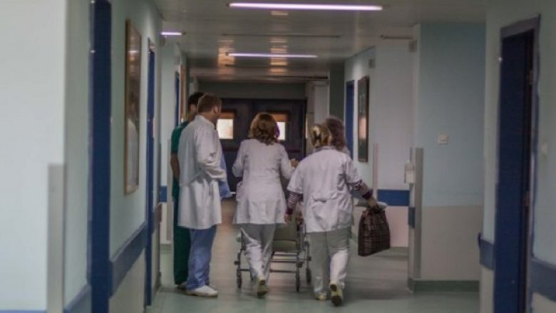 Spitali i Gostivarit mori donacione në shtretër, mbulesa dhe sterilizatorë