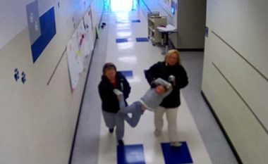 Pamje shokuese: Mësuesja dhe ndihmësja e saj tërheqin zvarrë djaloshin me autizëm nëpër korridore (Video)