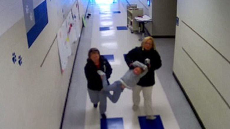 Pamje shokuese: Mësuesja dhe ndihmësja e saj tërheqin zvarrë djaloshin me autizëm nëpër korridore (Video)