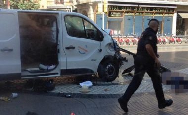 Policia spanjolle: Është vrarë drejtuesi i furgonit në sulmin e Barcelonës
