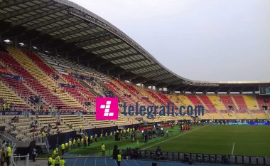 Hapen dyert e stadiumit, tifozët fillojnë t’i mbushin shkallët (Foto)