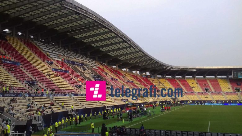 Hapen dyert e stadiumit, tifozët fillojnë t’i mbushin shkallët (Foto)