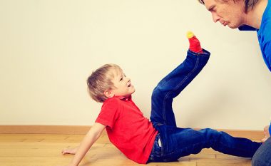 Ndihmoni fëmijës që ta orientojë drejt hidhërimin: Si të veproni kur fëmija ju godet?