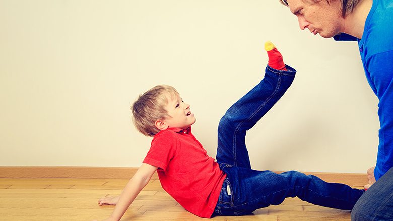 Ndihmoni fëmijës që ta orientojë drejt hidhërimin: Si të veproni kur fëmija ju godet?