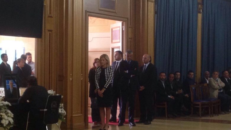 Presidenti Thaçi homazhe në Kuvend, në nderim të ish-kryeministrit Bajram Rexhepi (Video)