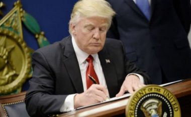 Trump nënshkruan ligjin për sanksione ndaj Rusisë