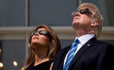 Kështu e shikoi eklipsin diellor presidenti Trump (Foto/Video)