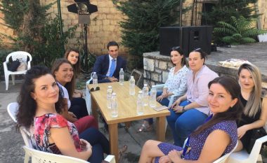 Ambasadori britanik takohet me vullnetaret e Dokufestit: Fuqia e qytetarëve mund ta transformojë shoqërinë (Foto)