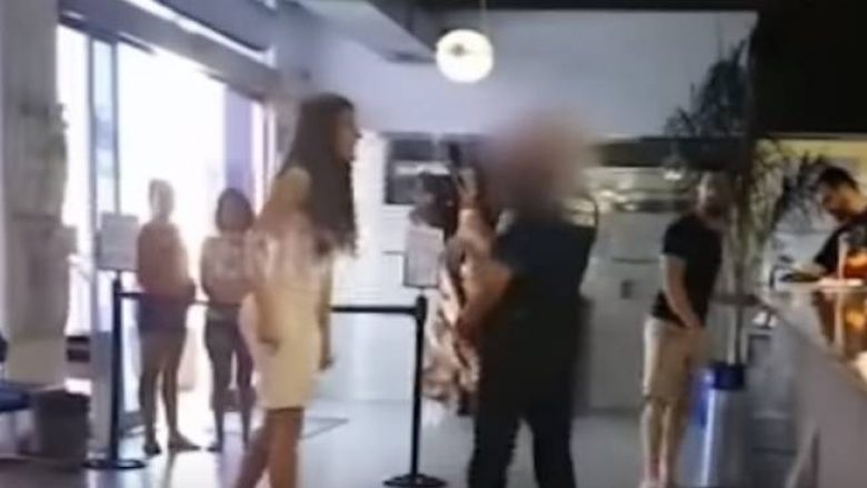 Turistja seksi në “luftë” me policin, deshi ta arrestonte duke e akuzuar për vjedhje (Video)