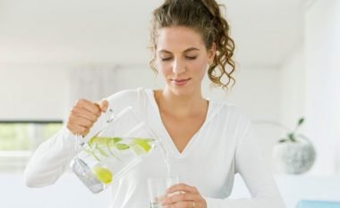 Ujë i vakët me limon: Rregullon thartirën e organizmit, forcon sistemin e imunitetit, shkrin kilogramët!