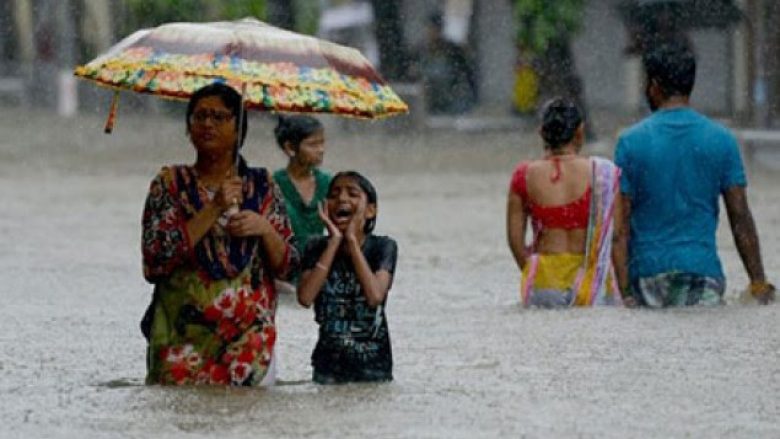 Përmbytjet shkaktojnë mbi 1.200 viktima në Azi