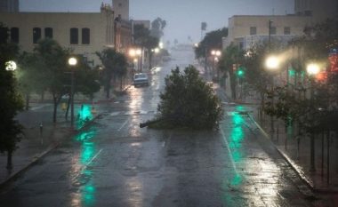 Uragani i frikshëm i afrohet Teksasit, autoritetet kërkojnë ndihmë (Video/LIVE)