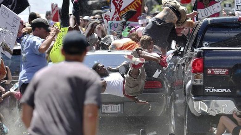 Pamjet që tronditën botën: Makina merr përpara protestuesit (Video)