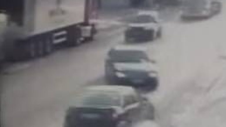 Aksidenti i frikshëm në Elbasan, publikohen pamjet e përplasjes së dy makinave “kokë më kokë” (Video)