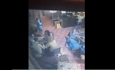 Kamera regjistron momentin kur vajza vjedh çantën në një restorant në Prishtinë (Video)