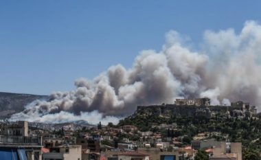 Zjarret në Greqi, flakët i afrohen Athinës