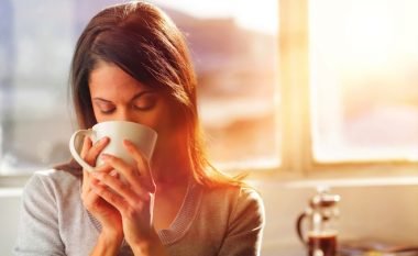 Një çaj i ëmbël, zgjidhje e mirë për të luftuar stresin