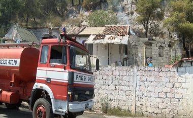 Zjarr në Shkodër, rrezikohen banesat