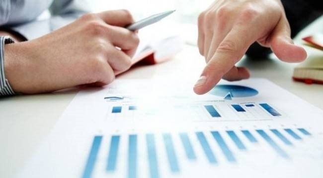 Нечестный человек. Человек читает договор. The law in france. Экономическая экспертиза. Contract through.