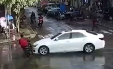 Kaloi në të kuqen, vetura përplas motoçiklistin duke e hedhur në ajër – ngritët në këmbë thuajse asgjë e keqe nuk ndodhi (Video, +18)