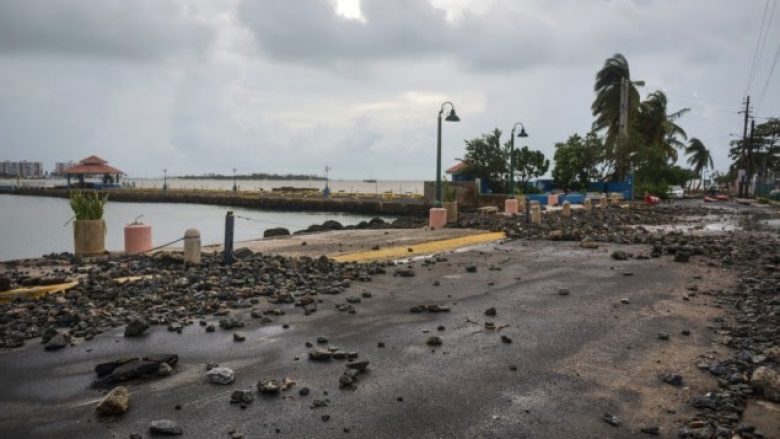 Uragani Irma i afrohet Bahama, mbyllen aeroportet