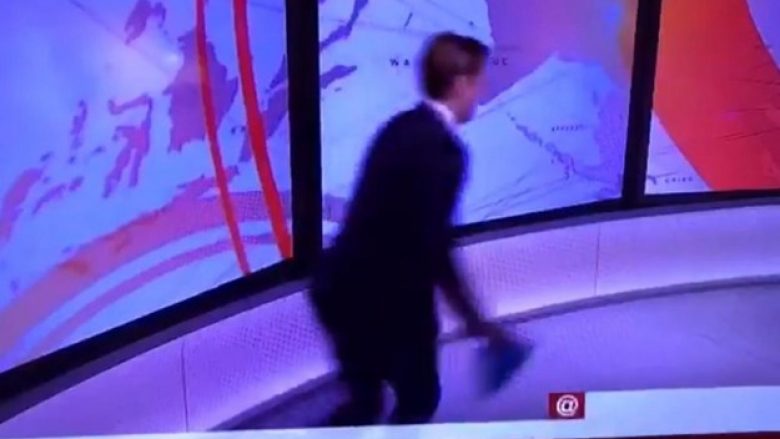 Gazetari i BBC e gjen veten në situatë të palakmueshme gjatë transmetimit live (Video)