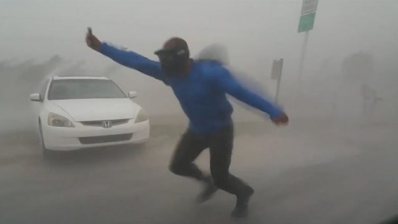 Uragani Irma, meteorologu sfidon erërat e forta që frynin në drejtim të tij me shpejtësi prej 150 kilometra në orë (Video)