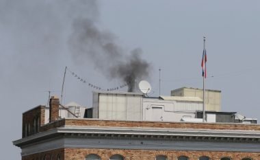 Rusët para se të largohen nga konsullata në San Francisco po djegin “gjësende” të ndryshme, oxhaku po nxjerr tym të zi (Foto)