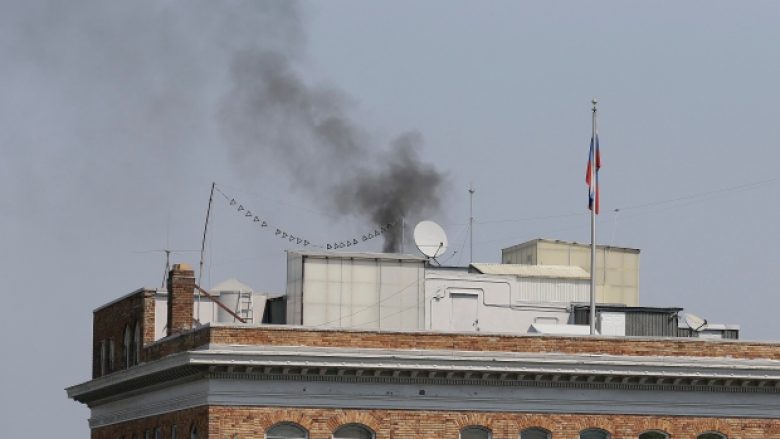 Rusët para se të largohen nga konsullata në San Francisco po djegin “gjësende” të ndryshme, oxhaku po nxjerr tym të zi (Foto)