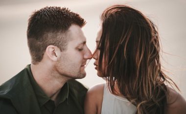 Përfitimet që jua sjellë puthja me partnerin