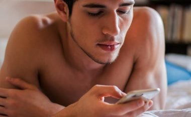 Pse duhet të ndaloni së shikuari porno-filma në celularin tuaj