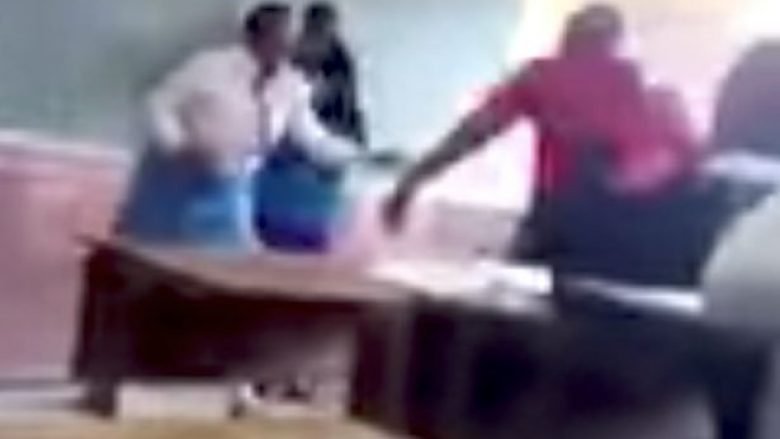 Arsimtari rrah në mënyrën më brutale të mundshme nxënësen në prezencë të shokëve, pamjet rrëqethëse publikohen në internet (Video, +18)