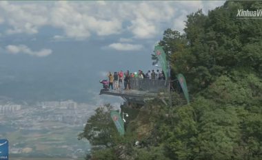 Kërcejnë nga 1.458 metra lartësi dhe detyrohen të godasin cakun me kokë (Foto/Video)