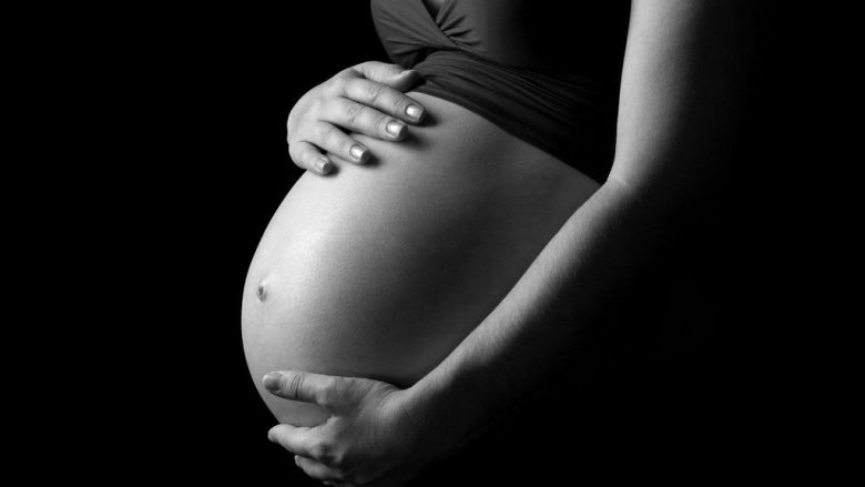 A është i dëmshëm për bebet konsumimi i lehtë i alkoolit gjatë shtatzënisë?