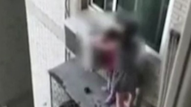 E zë burrin duke e tradhtuar me tjetrën, gruaja e nervozuar tenton të kërcej nga dritarja e apartamentit së bashku me bijën (Video)