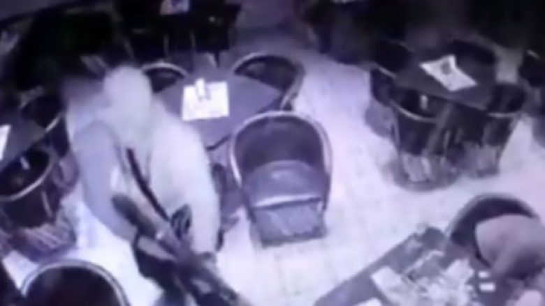 Futen në restorant të armatosur deri në dhëmbë dhe fillojnë të vrasin mysafirët (Video, +18)