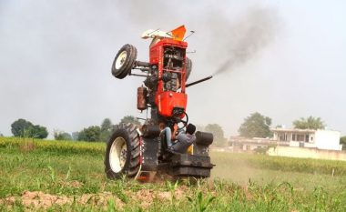Fermeri që po habit botën, vozit traktorin në dy rrota (Foto/Video)