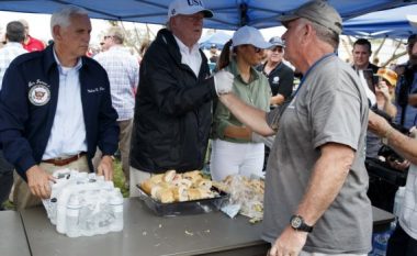 Trump dhe Pence u shpërndajnë sandviç qytetarëve në Florida (Foto)