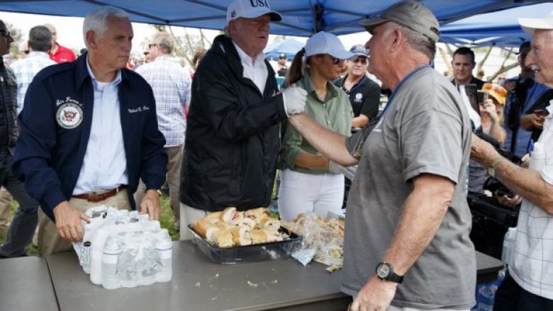 Trump dhe Pence u shpërndajnë sandviç qytetarëve në Florida (Foto)