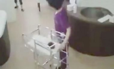 Infermierja aksidentalisht rrëzon në tokë foshnjën e porsalindur, kamerat e sigurisë filmojnë momentin e tmerrshëm (Video, +16)