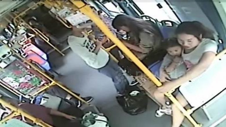 Ngacmon vajzën në autobus, i riu e pëson keq kur ajo e godet shkelm në organet gjenitale (Video)